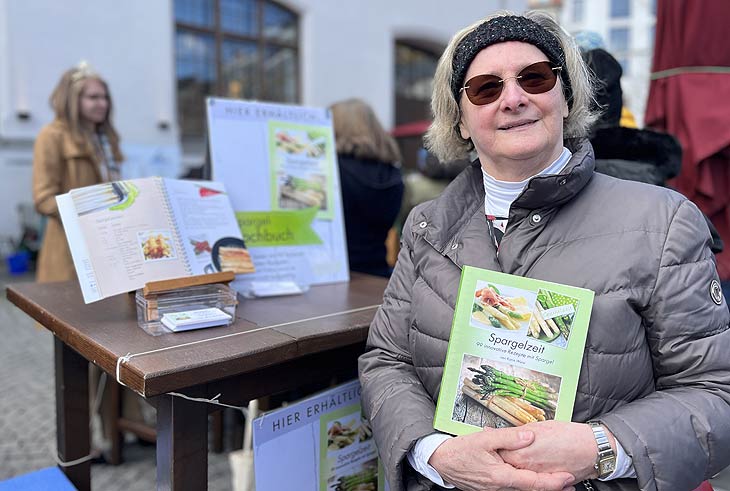Der Spargel ist wieder das: Autorin Karin Wurst hatte die Neuauflage 2023 ihres Kochbuches "Spargelzeit 99 innovative Rezepte für den Spargel" mit dabei beim Anstich auf dem Viktualienmarkt am 05.04.2023 (©Foto:Martin Schmitz)
